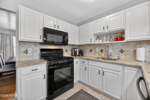 17 Yosemite Road, Howell, NJ 07731