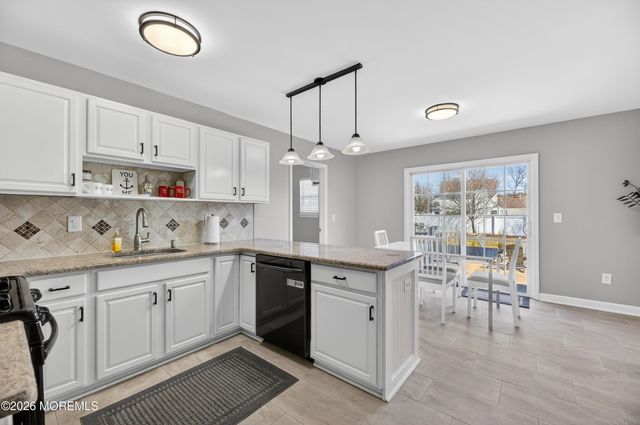 17 Yosemite Road, Howell, NJ 07731