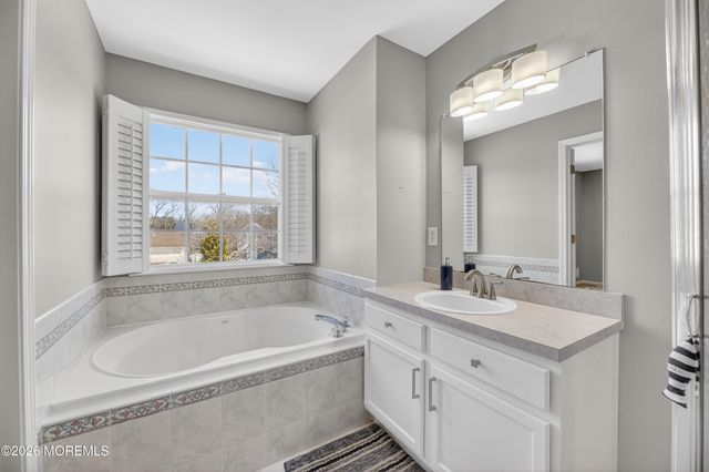 17 Yosemite Road, Howell, NJ 07731