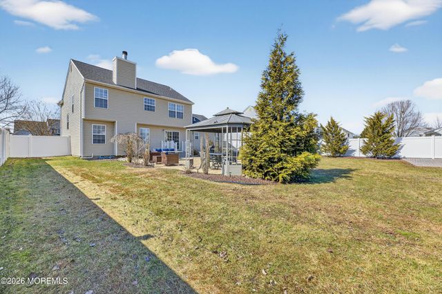 17 Yosemite Road, Howell, NJ 07731