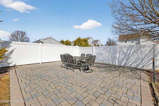 17 Yosemite Road, Howell, NJ 07731