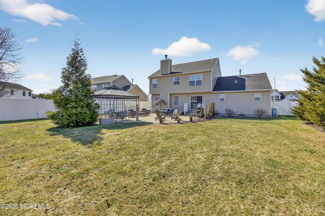 17 Yosemite Road, Howell, NJ 07731