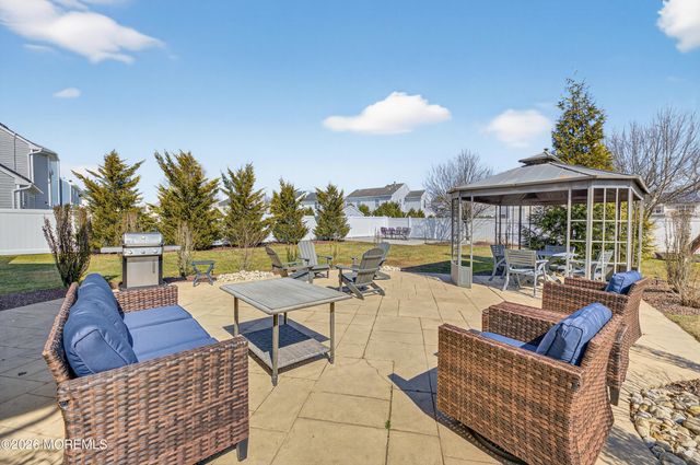 17 Yosemite Road, Howell, NJ 07731