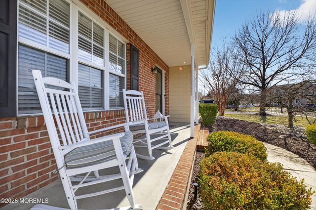 17 Yosemite Road, Howell, NJ 07731