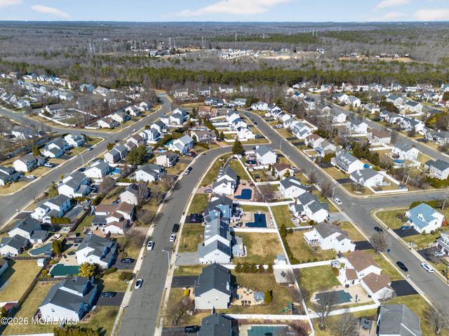 17 Yosemite Road, Howell, NJ 07731