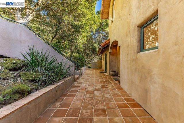 1302 Westview Dr, Berkeley, CA 94705