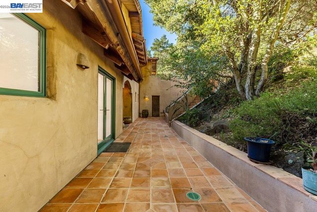 1302 Westview Dr, Berkeley, CA 94705