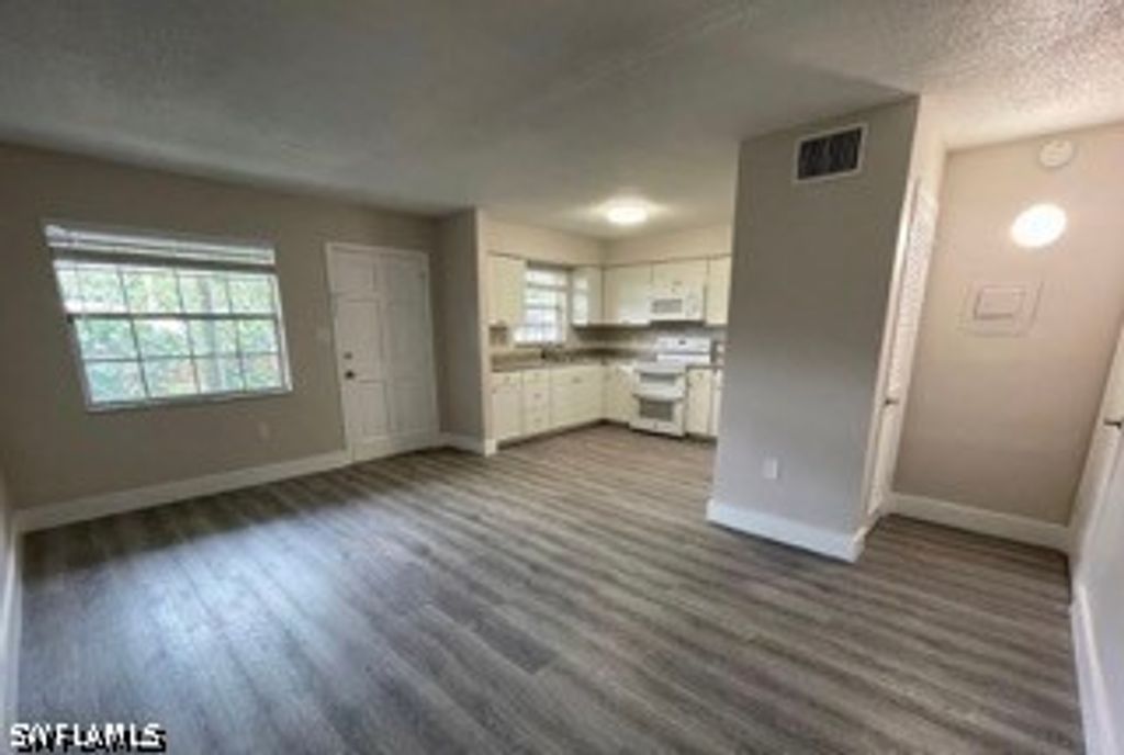 3325 Airport RD N F4, Naples, FL 34105