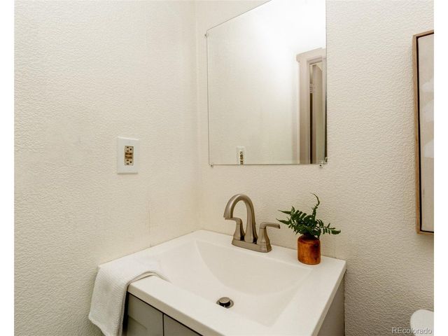1410 S Vaughn Cir, Aurora, CO 80012