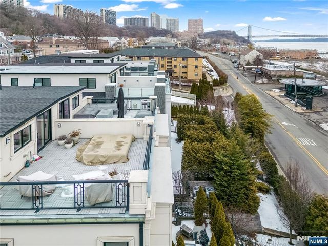 1228 River Road, Edgewater, NJ 07020