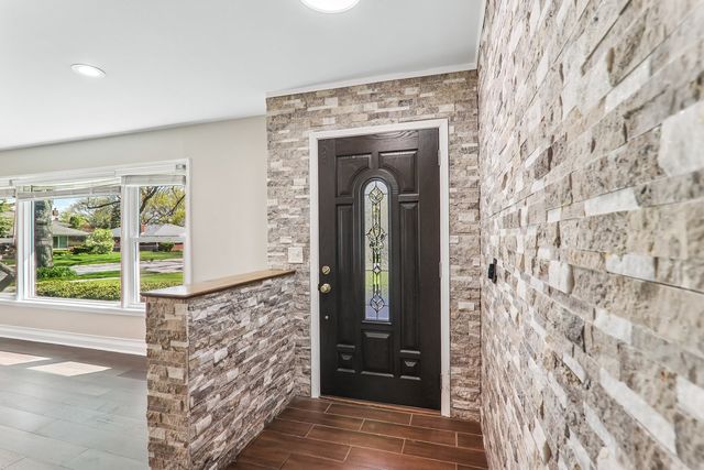 807 E Golfview Drive, Mount Prospect, IL 60056