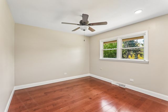 807 E Golfview Drive, Mount Prospect, IL 60056