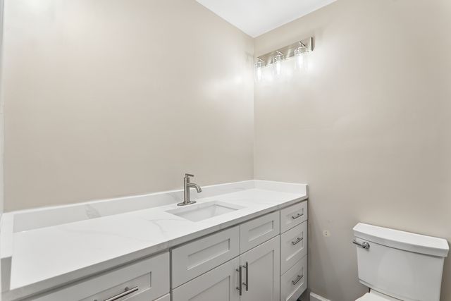 807 E Golfview Drive, Mount Prospect, IL 60056