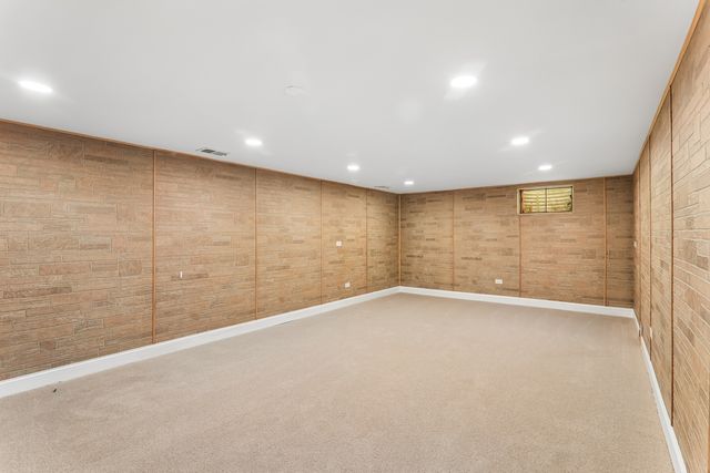 807 E Golfview Drive, Mount Prospect, IL 60056
