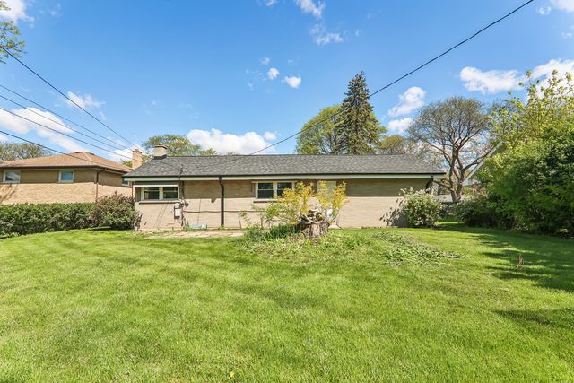 807 E Golfview Drive, Mount Prospect, IL 60056