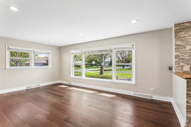 807 E Golfview Drive, Mount Prospect, IL 60056