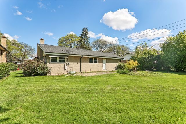 807 E Golfview Drive, Mount Prospect, IL 60056