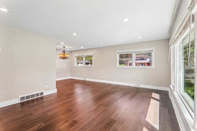 807 E Golfview Drive, Mount Prospect, IL 60056
