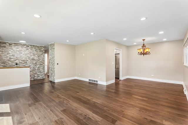 807 E Golfview Drive, Mount Prospect, IL 60056