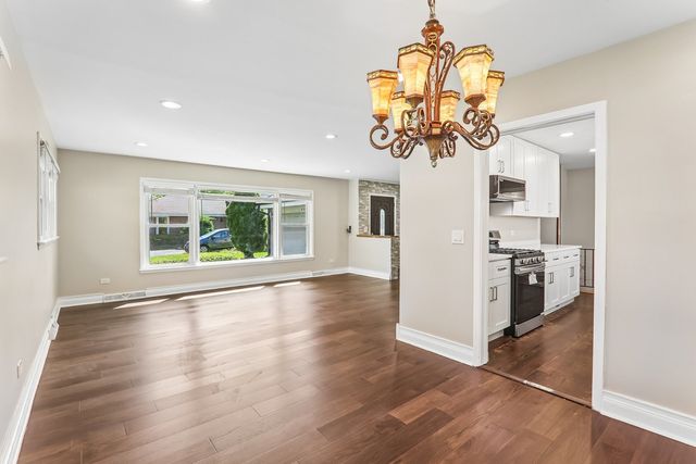 807 E Golfview Drive, Mount Prospect, IL 60056