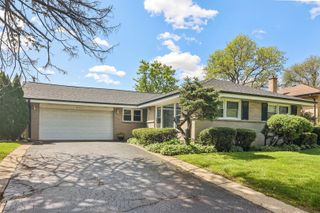807 E Golfview Drive, Mount Prospect, IL 60056