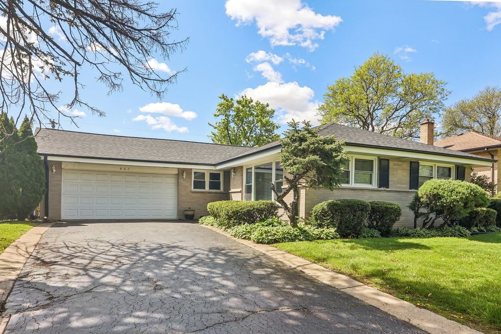 807 E Golfview Drive, Mount Prospect, IL 60056