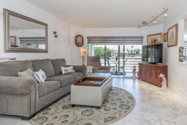 3951 Via Poinciana 214, Lake Worth, FL 33467