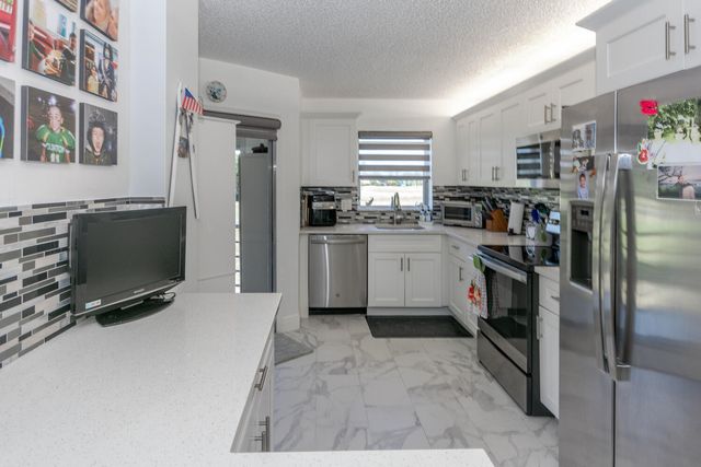 3951 Via Poinciana 214, Lake Worth, FL 33467