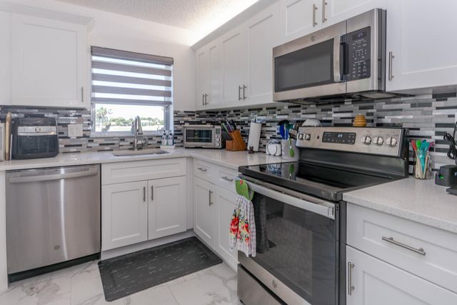 3951 Via Poinciana 214, Lake Worth, FL 33467
