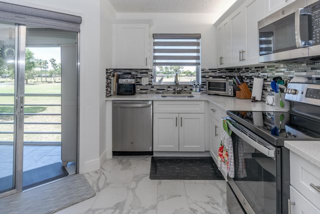 3951 Via Poinciana 214, Lake Worth, FL 33467