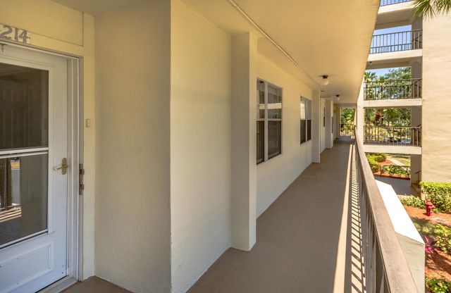 3951 Via Poinciana 214, Lake Worth, FL 33467