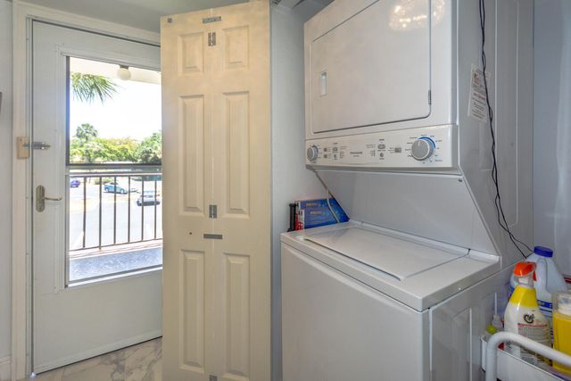 3951 Via Poinciana 214, Lake Worth, FL 33467