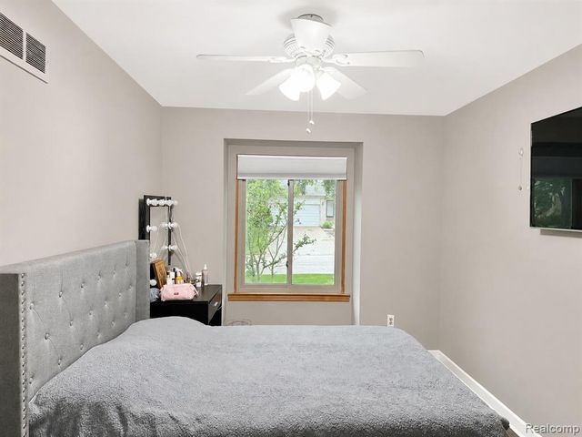 2033 Avonstoke Road, Rochester Hills, MI 48307