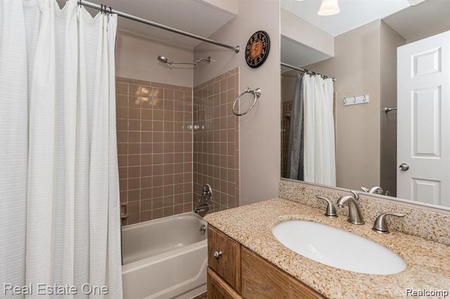 2033 Avonstoke Road, Rochester Hills, MI 48307