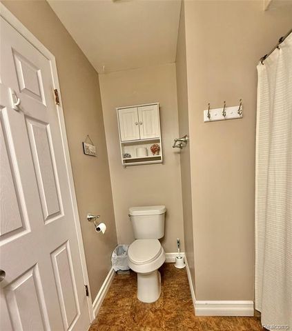 2033 Avonstoke Road, Rochester Hills, MI 48307