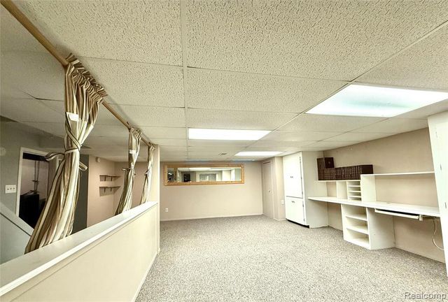 2033 Avonstoke Road, Rochester Hills, MI 48307