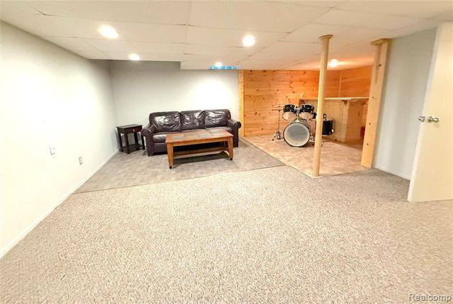 2033 Avonstoke Road, Rochester Hills, MI 48307