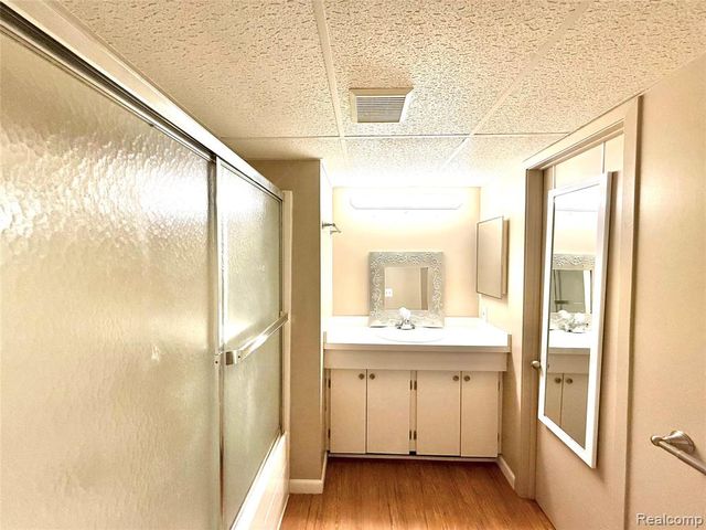 2033 Avonstoke Road, Rochester Hills, MI 48307