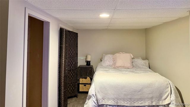 2033 Avonstoke Road, Rochester Hills, MI 48307