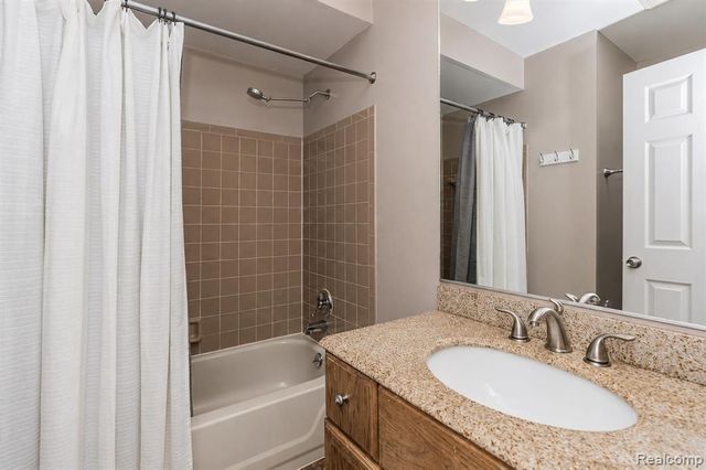 2033 Avonstoke Road, Rochester Hills, MI 48307