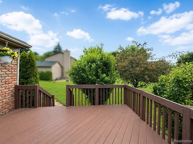 2033 Avonstoke Road, Rochester Hills, MI 48307