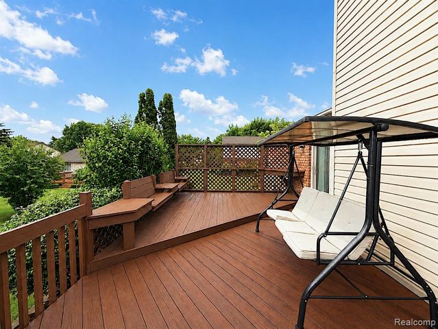 2033 Avonstoke Road, Rochester Hills, MI 48307
