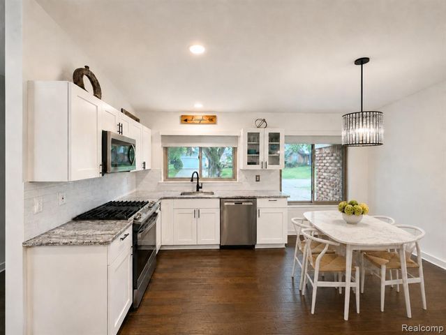2033 Avonstoke Road, Rochester Hills, MI 48307