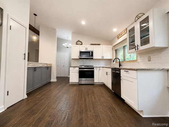 2033 Avonstoke Road, Rochester Hills, MI 48307