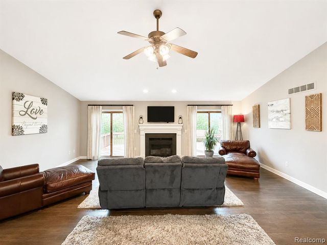 2033 Avonstoke Road, Rochester Hills, MI 48307