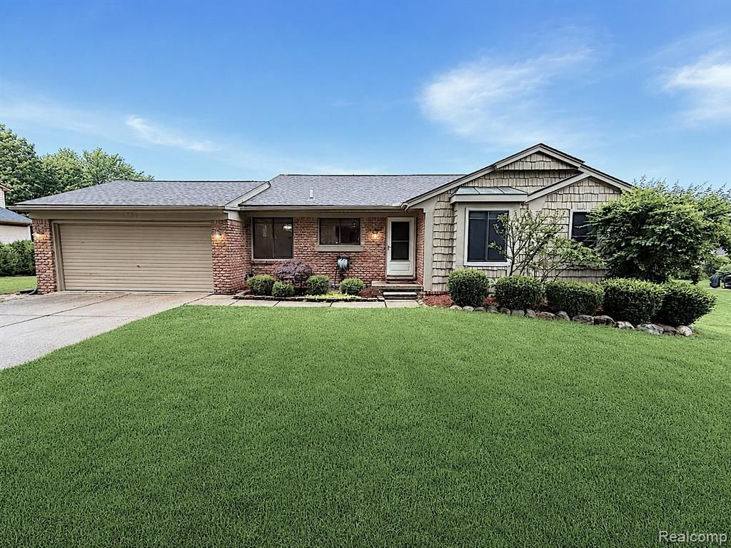 2033 Avonstoke Road, Rochester Hills, MI 48307