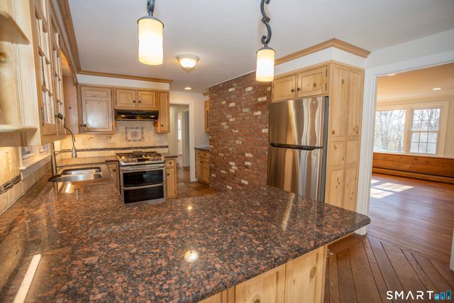 10 Cove Hill Road, Essex, CT 06426