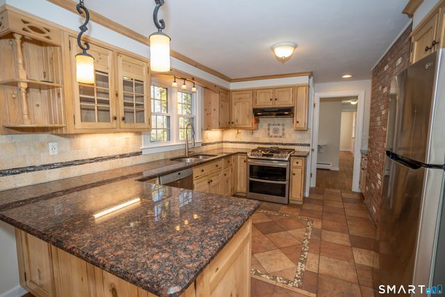 10 Cove Hill Road, Essex, CT 06426