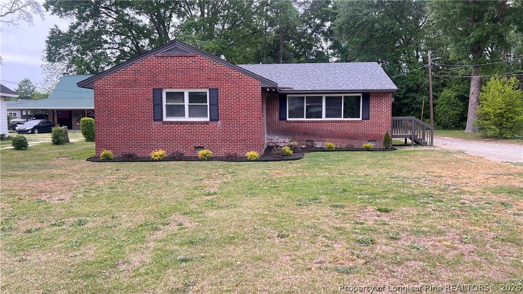 212 Peachtree Street, Red Springs, NC 28377 — exterior