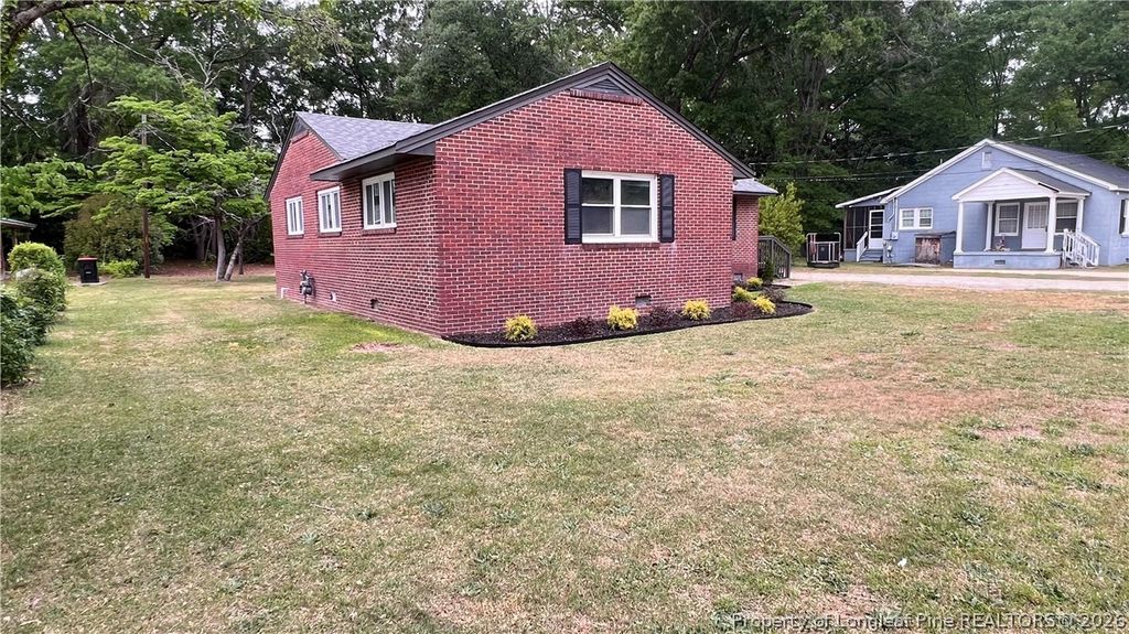 212 Peachtree Street, Red Springs, NC 28377 — photo 16
